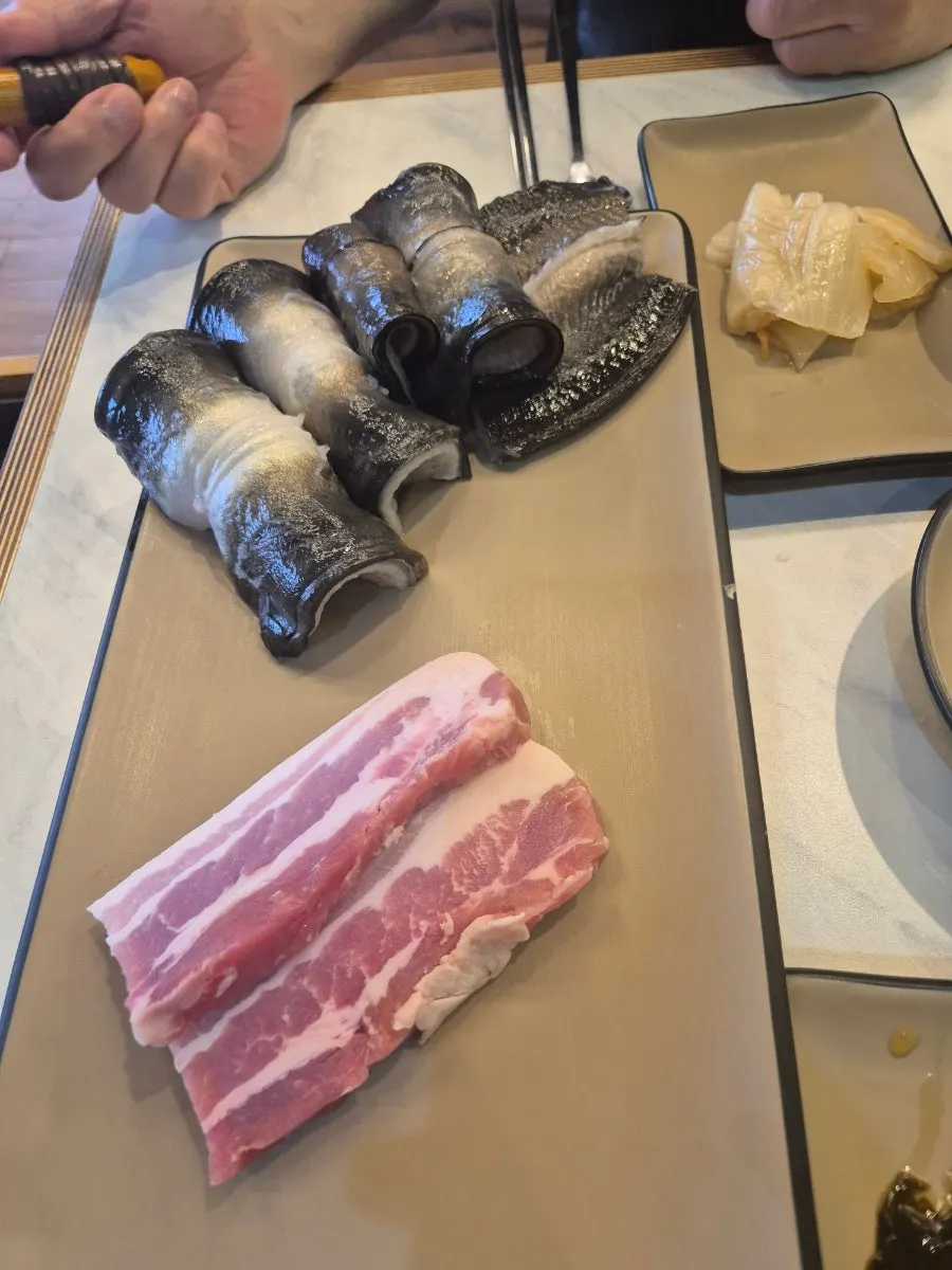First round of eel and meat served at the table