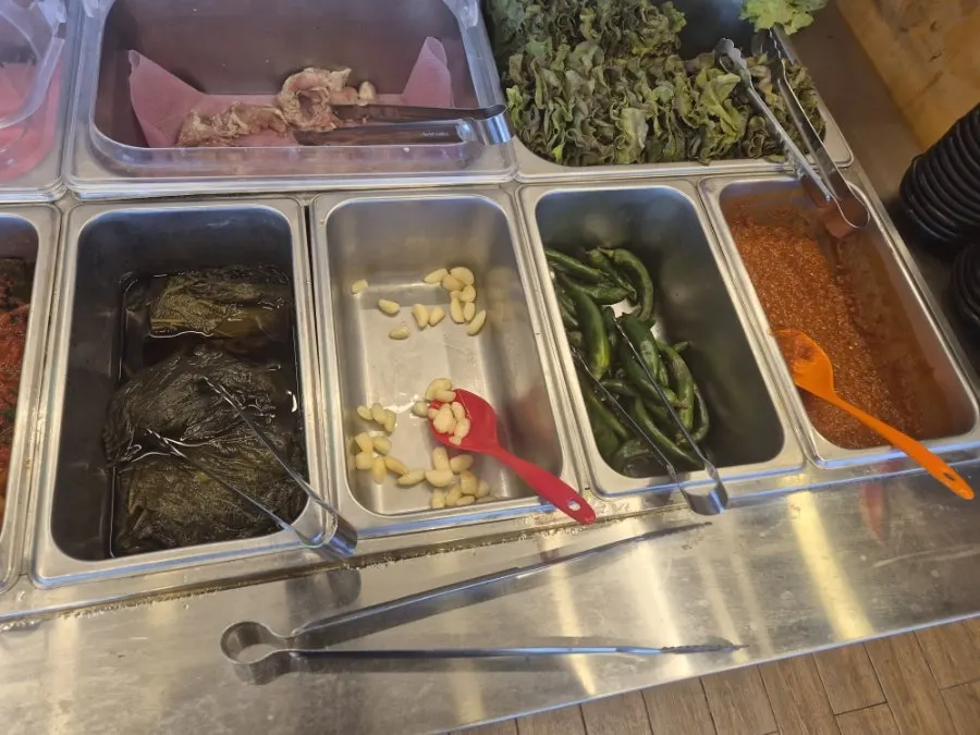 Garlic and cheongyang chili brought from the self-serve bar