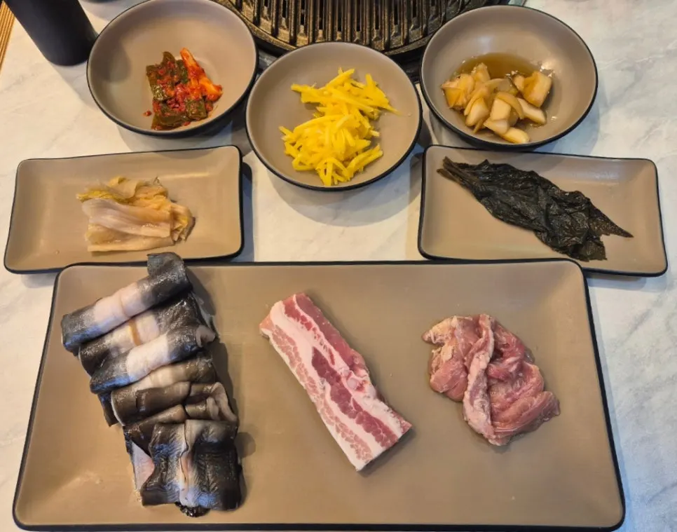 Basic side dishes with eel, pork belly and duck neck spread