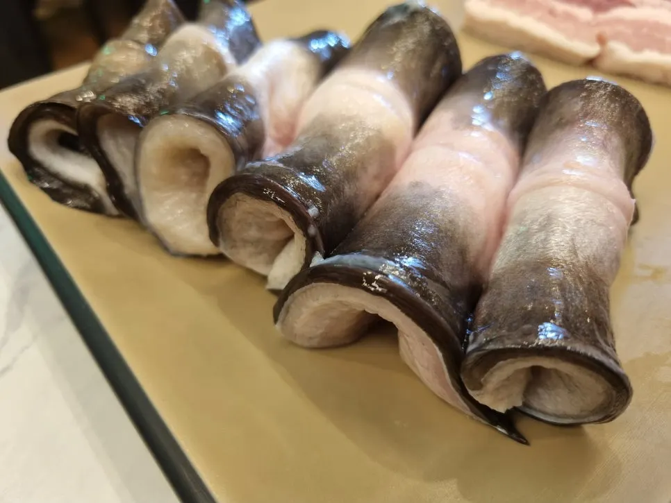 鉄板にのせた淡水うなぎ