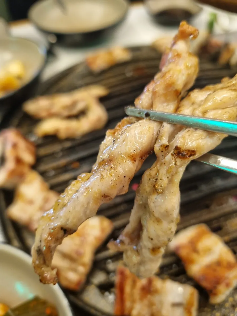 うなぎを焼く鉄板の近接写真