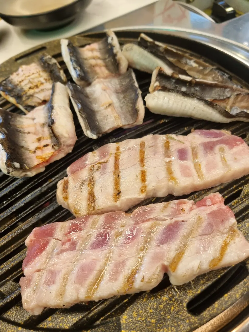 たっぷり用意されたうなぎ食べ放題の食卓