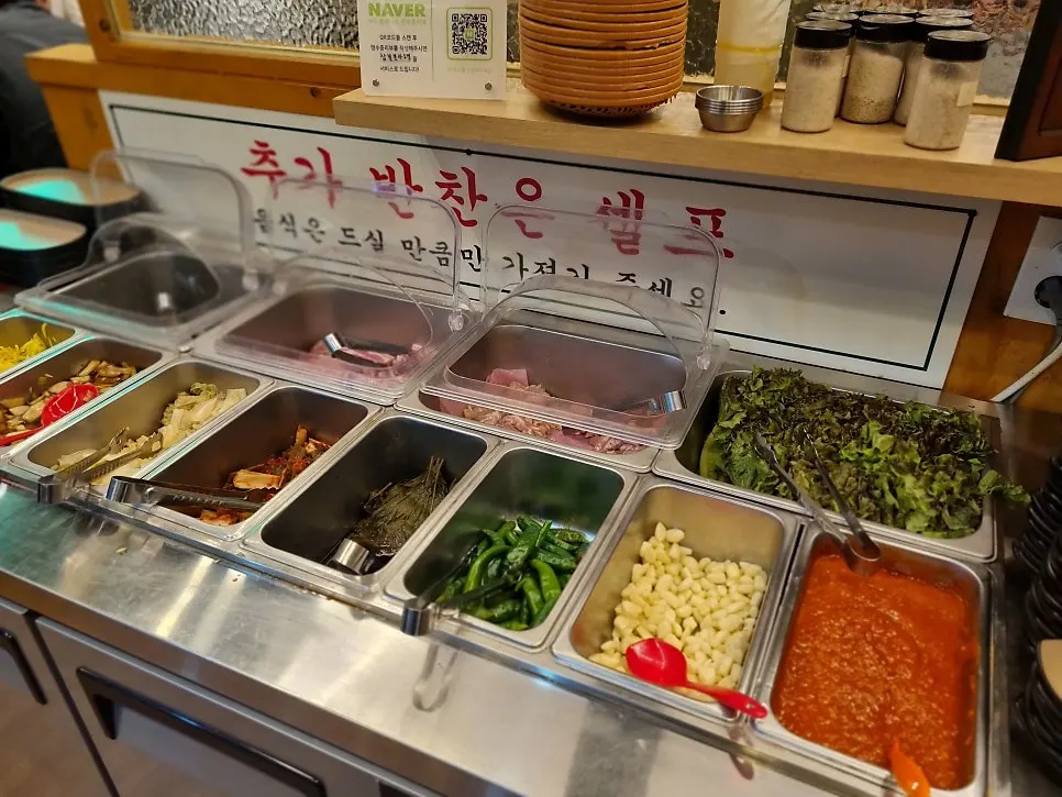 셀프바에 채워진 민물장어와 고기류