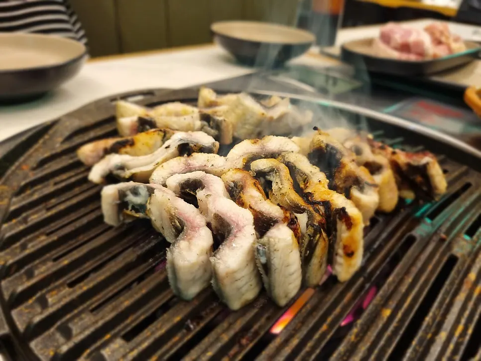 황금빛으로 구워진 장어 구이