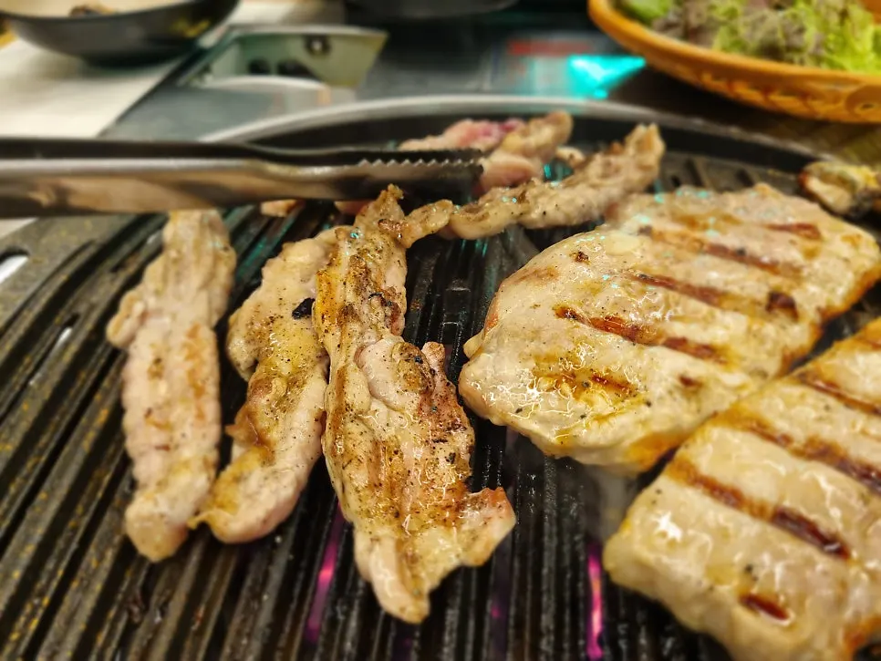 숯불에 올린 삼겹살과 장어