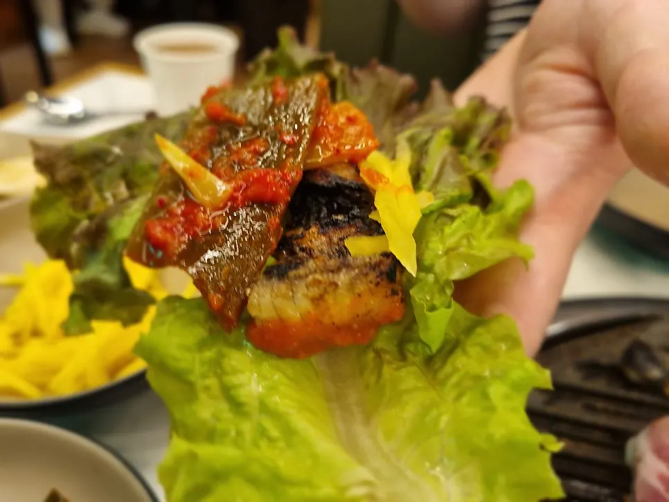 장어와 삼겹살을 함께 담은 접시