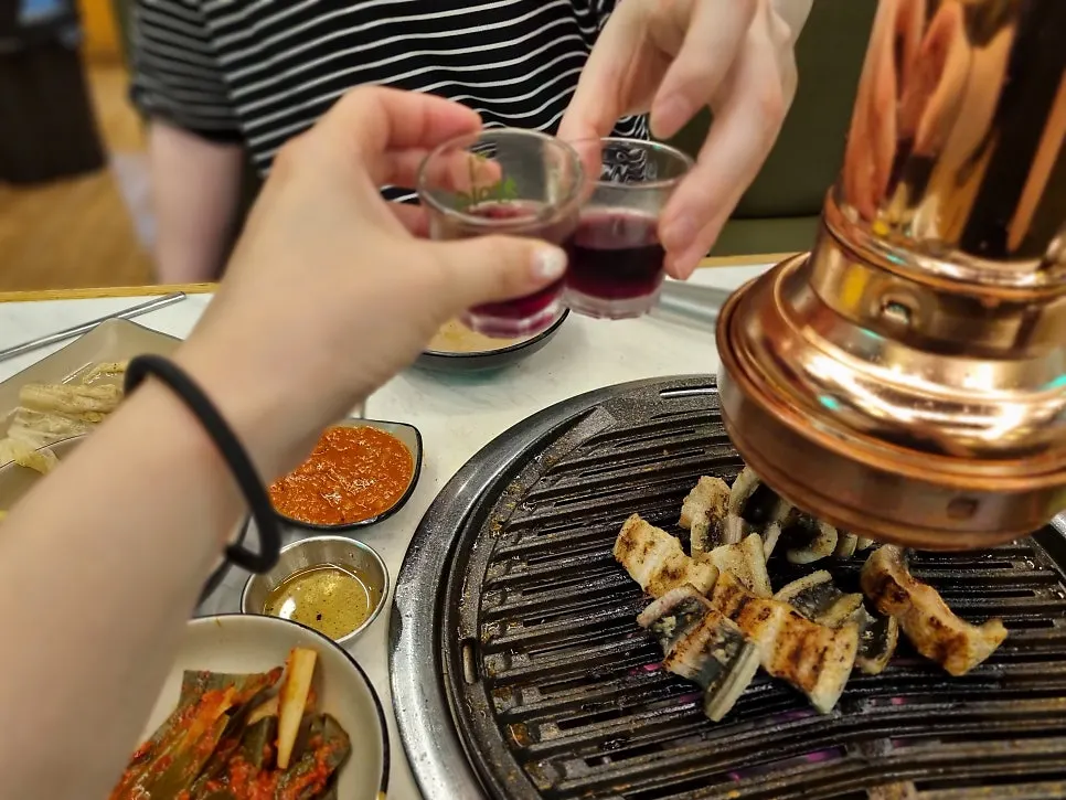 잔에 따른 복분자주