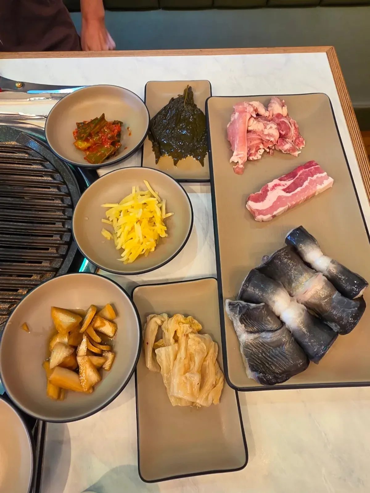 살이 통통하게 오른 민물장어 한 접시