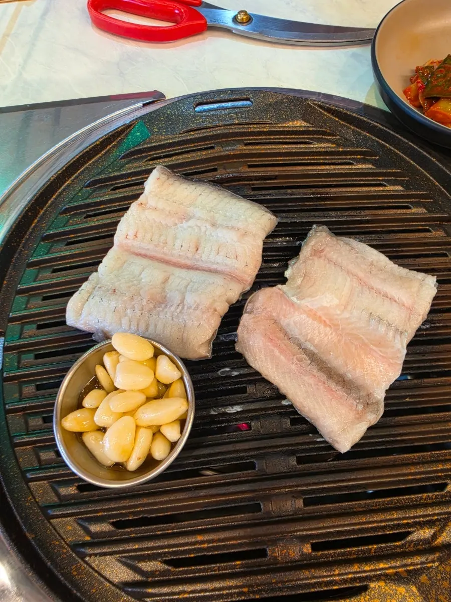 구운 장어에 곁들임 반찬을 올린 모습