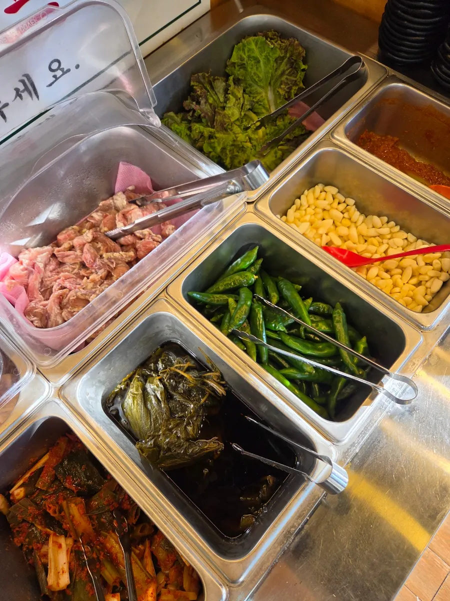 파김치 깻잎무침 백김치 등 셀프바 밑반찬