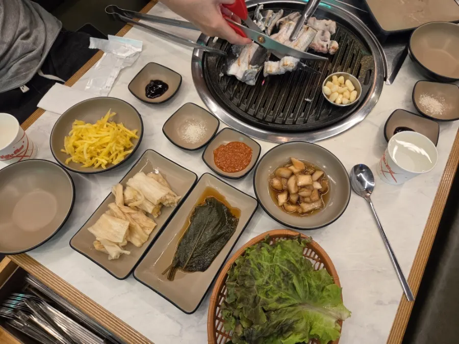 처음 차려진 장어 삼겹살 오리 목살 접시