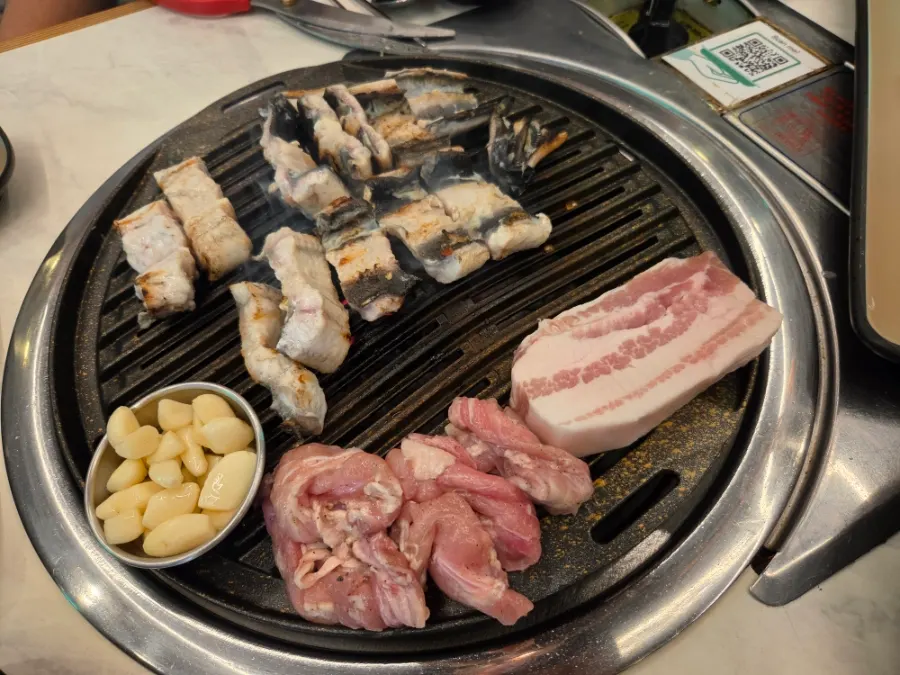 숯불에 올린 장어와 삼겹살