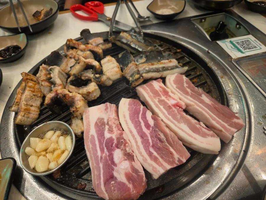 불판 위 장어 오리 목살 굽는 모습