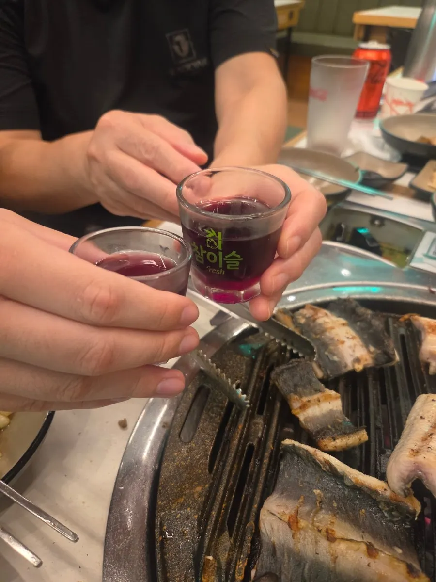 고기와 함께 놓인 복분자 잔
