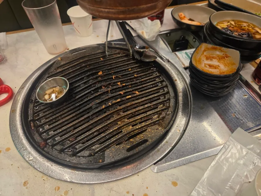 식사를 마친 송림복장어 테이블