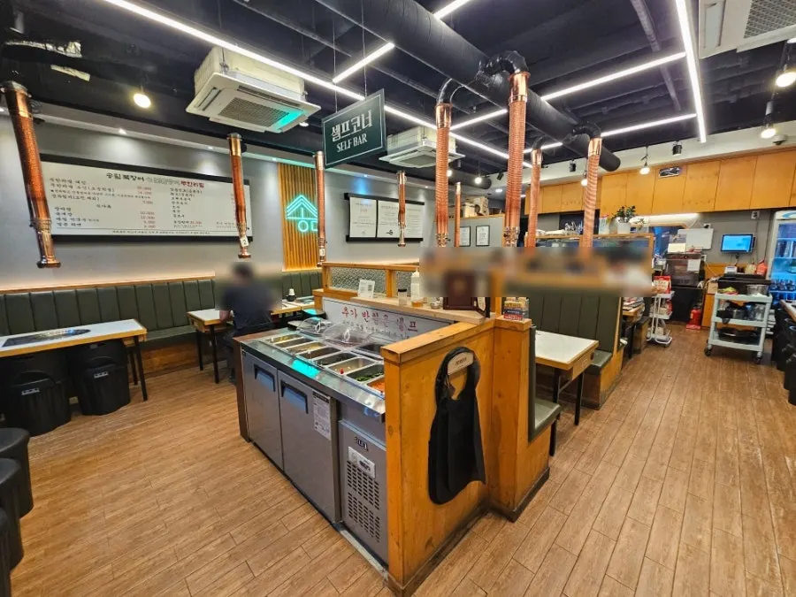 Spacious dining hall tables at Songnim Bok Jangeo