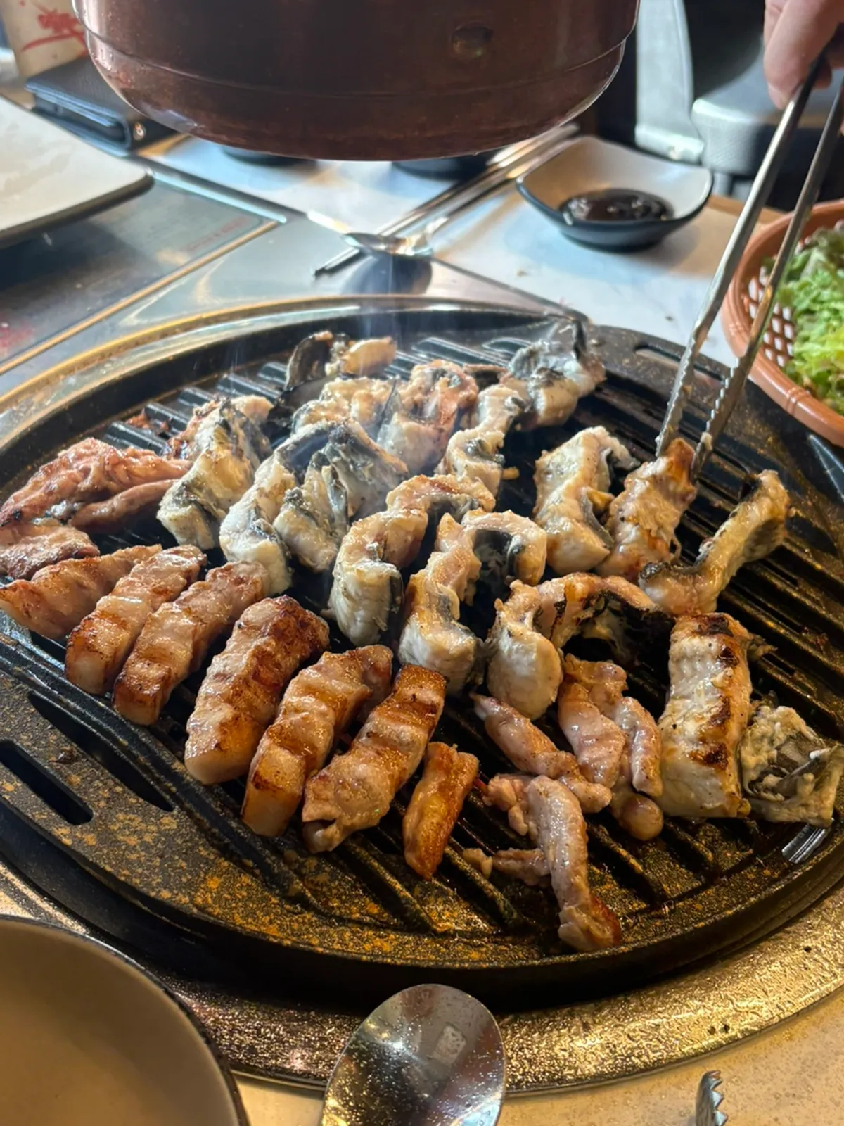 오후 햇살이 드는 자리에서 굽는 장어