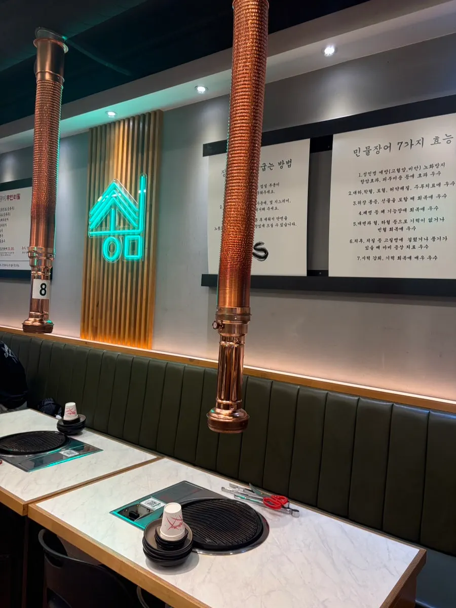 Widely spaced table seating at Songnim Bok Jangeo