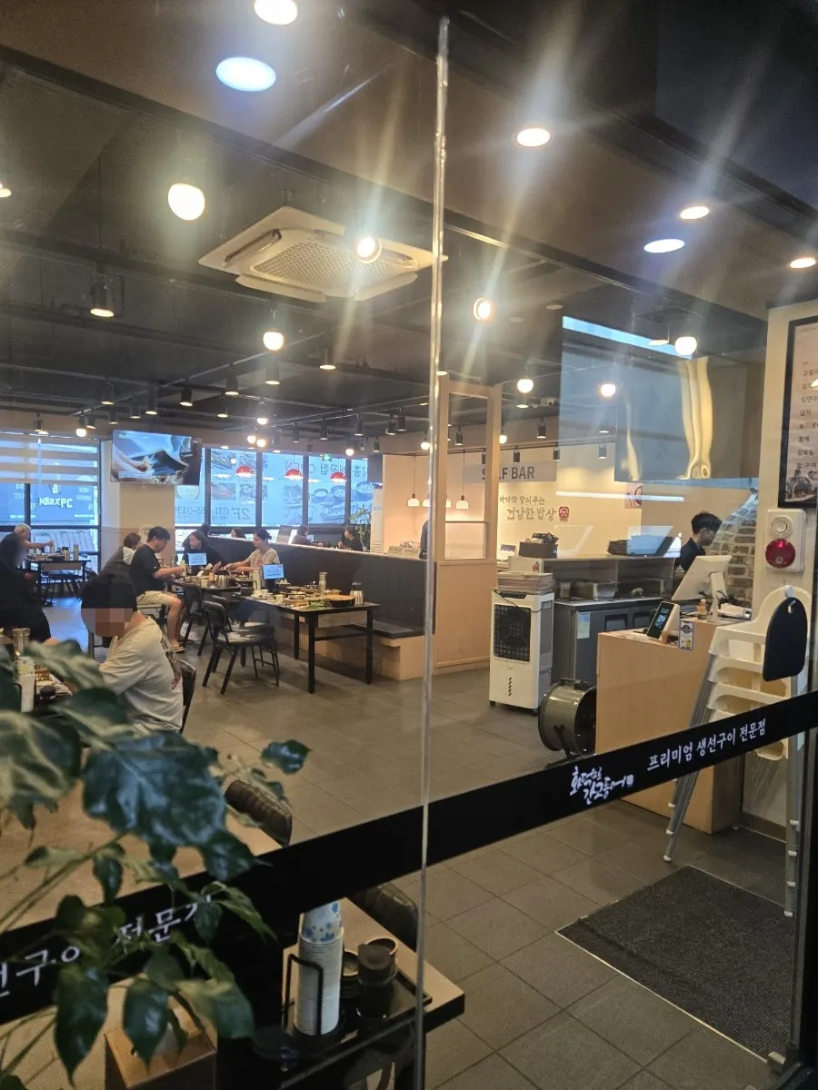 Restaurant interior nearly full of tables during lunchtime