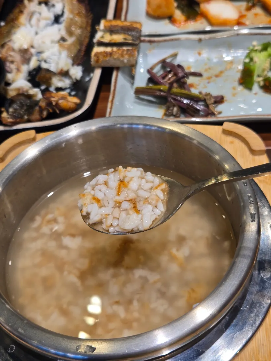 Scorched rice made by adding water to the hot pot rice