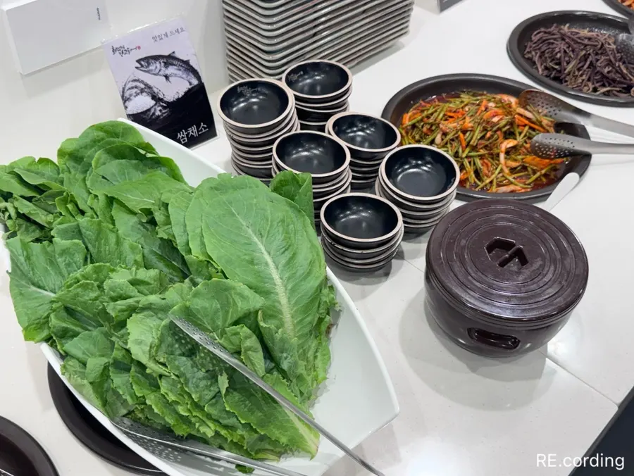 Chonggak kimchi and braised crab side dishes