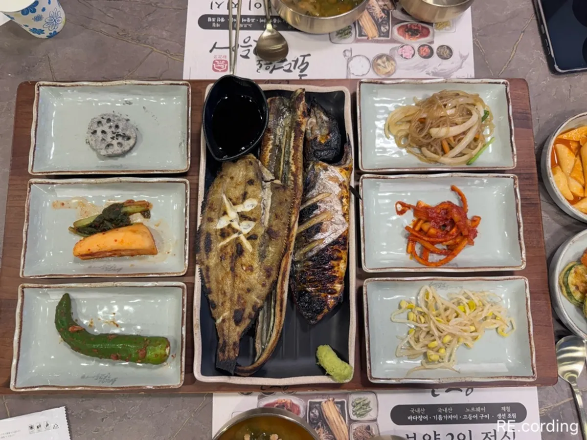 Stir-fried bracken fern, radish salad, and bean sprout side dishes