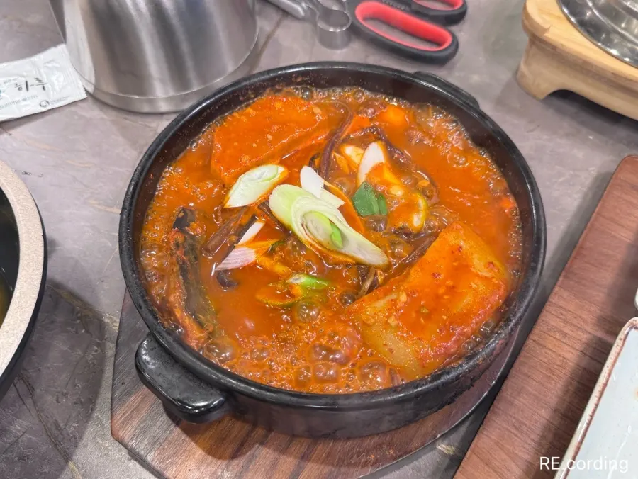 Hot pot rice and crispy scorched rice served into a bowl