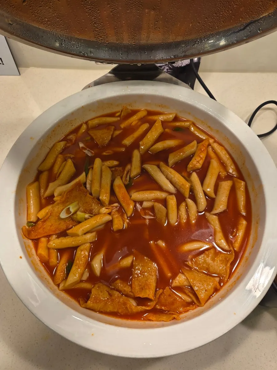 셀프바에 따뜻하게 준비된 잡채와 떡볶이