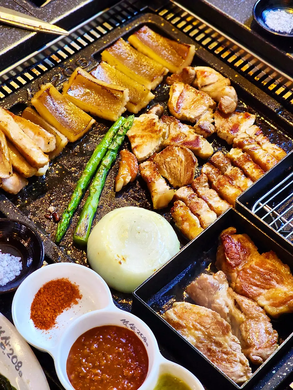 Charcoal-par-grilled meat cooking