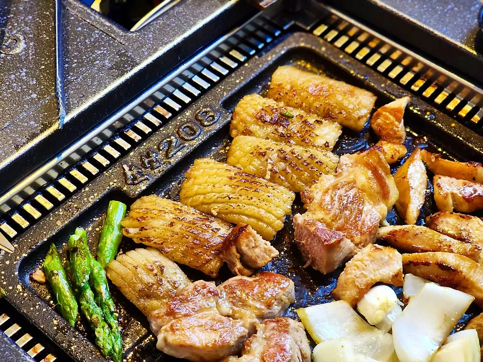 Meat with grilled kimchi and bean sprouts
