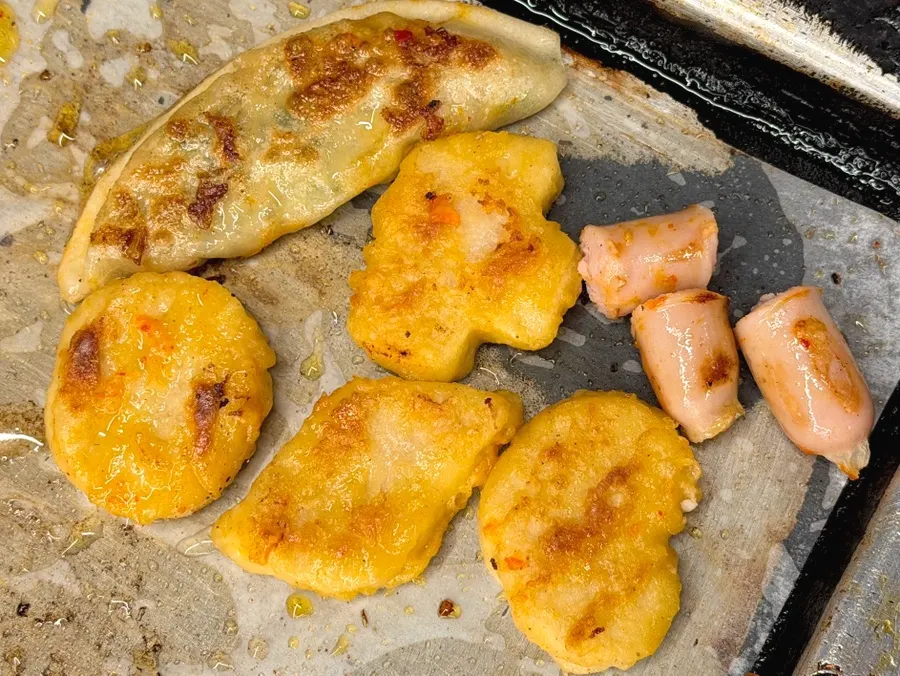 김치와 마늘을 올려 구운 고기