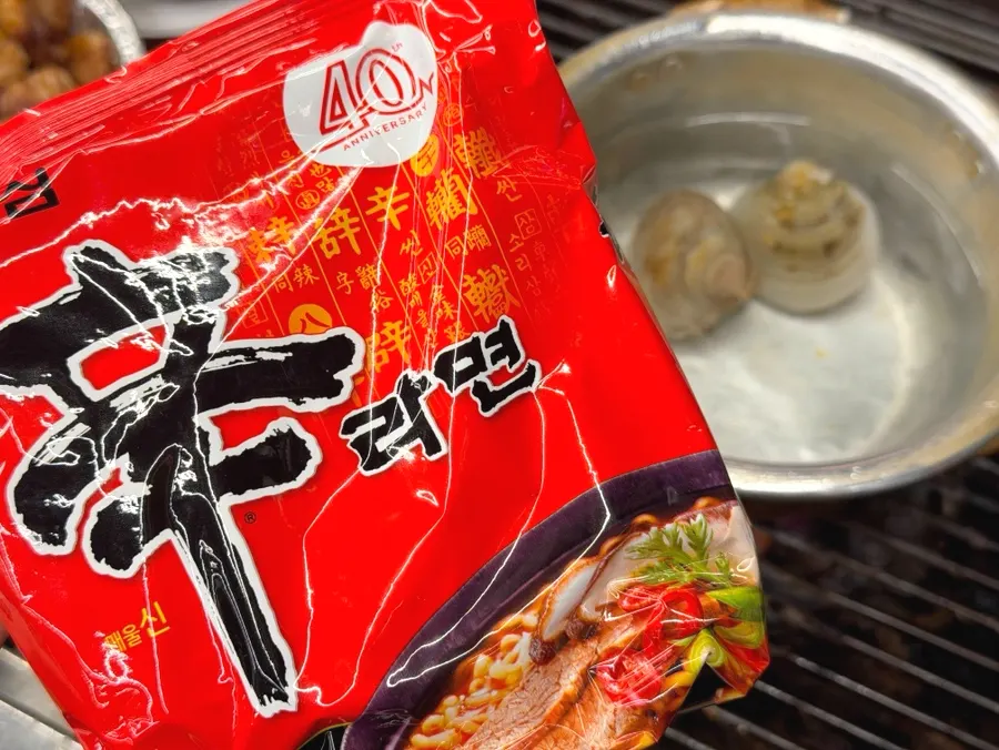만두와 너겟 등 사이드 메뉴 접시