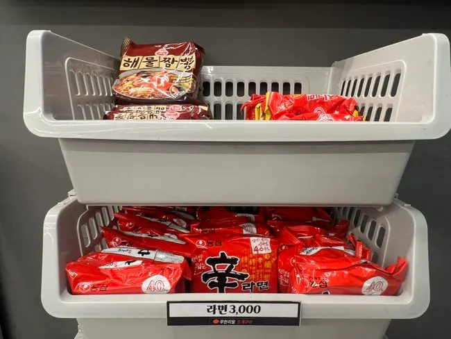 채소 김치 소스류 셀프바 코너