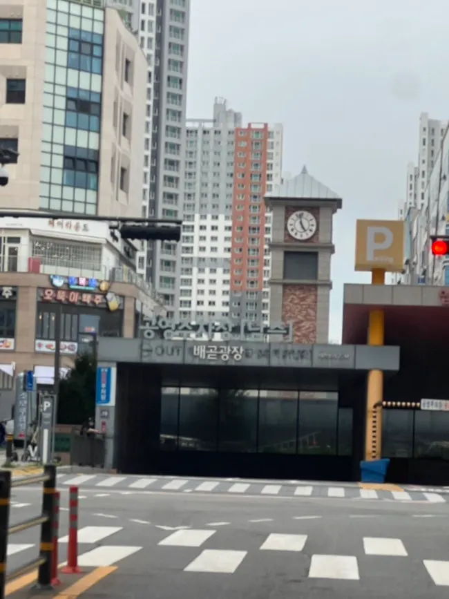 건물 주차장 입구 진입 방향
