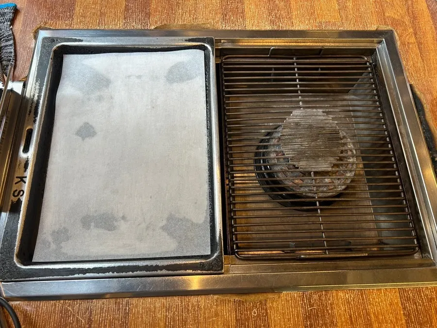 Basic half-and-half grill setup for cooking meat and shellfish together
