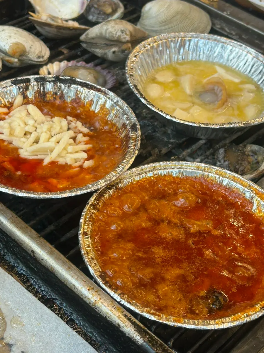 Shellfish meat dipped in vinegar-gochujang sauce