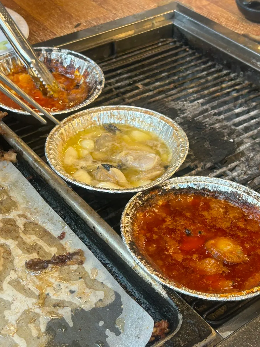 Grilled shellfish topped with cheese and vinegar-gochujang