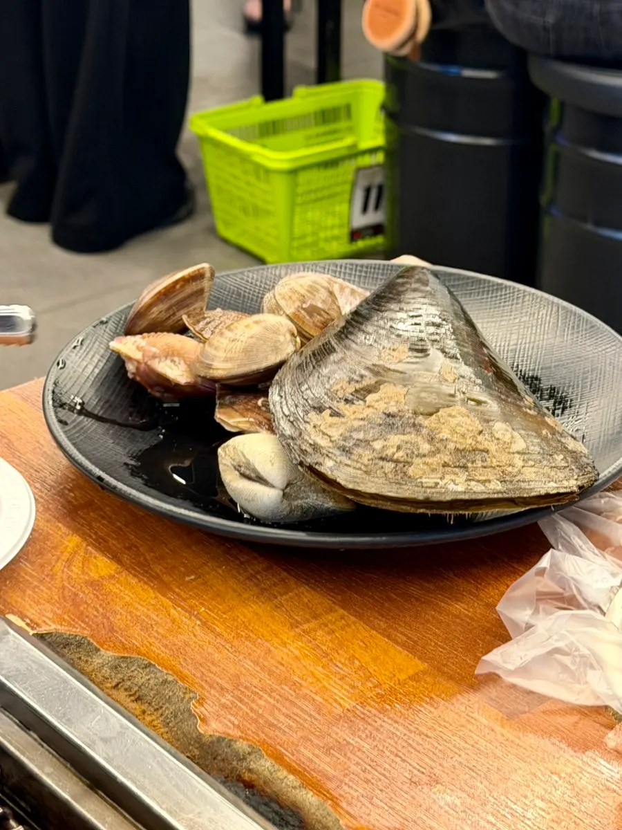 Plato con marisco fresco recién traído
