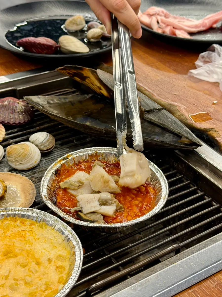 Carne de almeja con salsa por encima