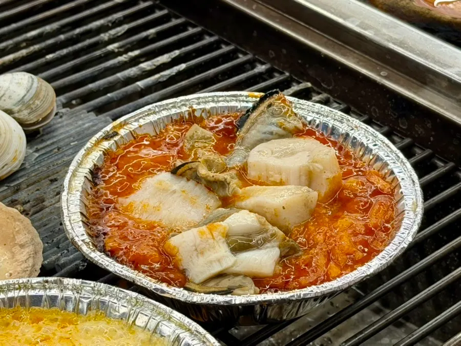 Gratinado de almeja con queso y caldo