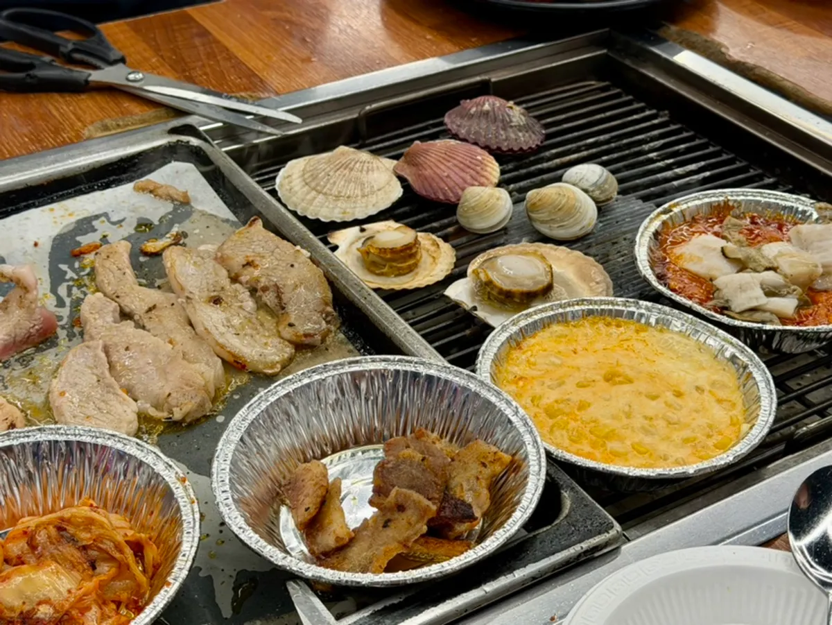 Plancha con marisco y carne asados juntos