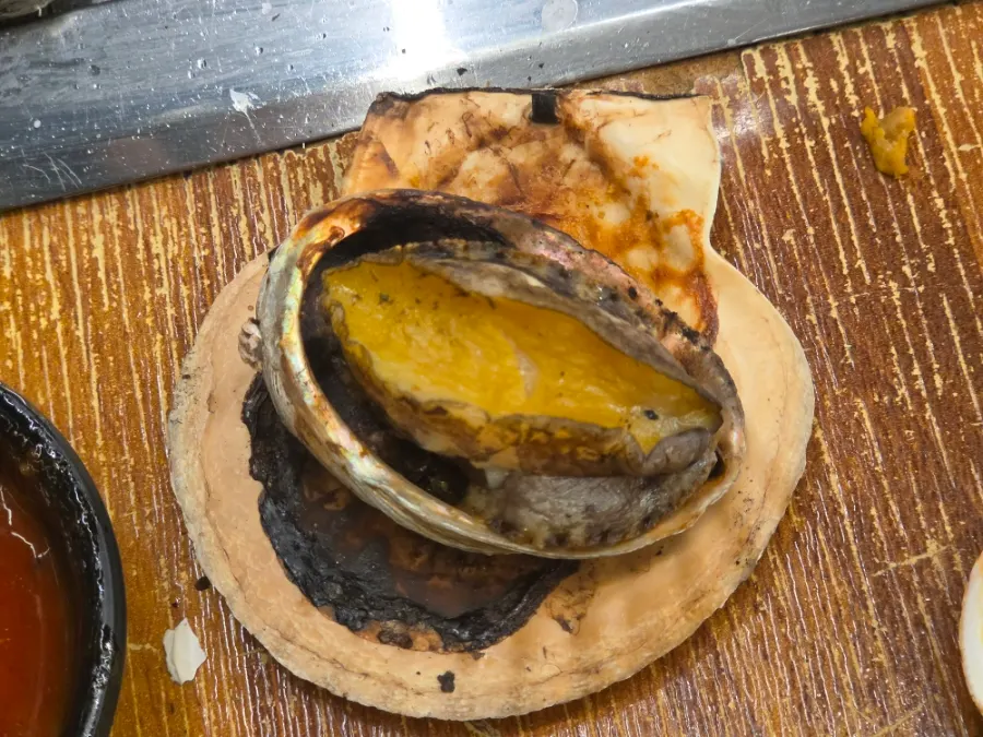 Grilled pen shell adductor muscle