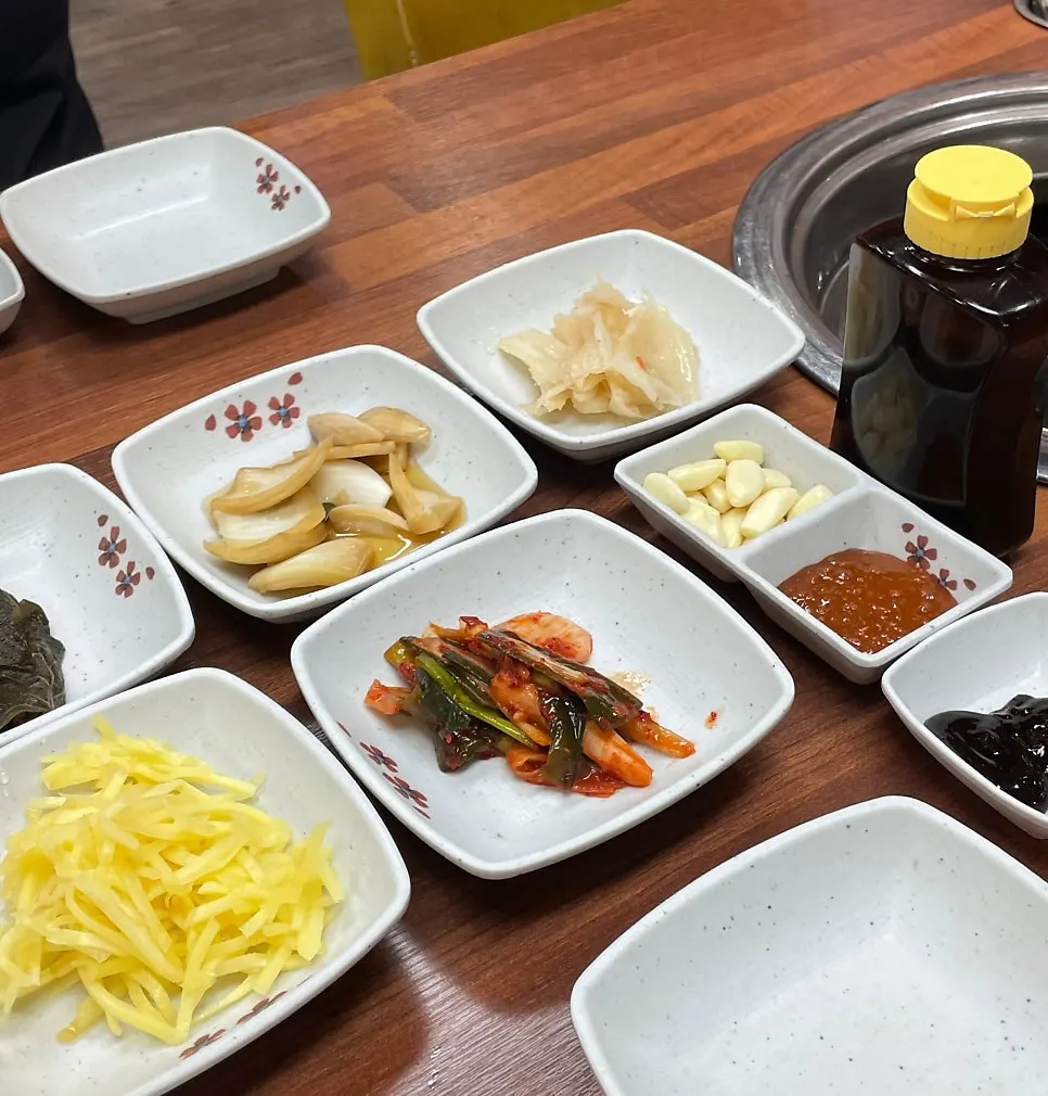셀프바 반찬을 담은 접시 사진