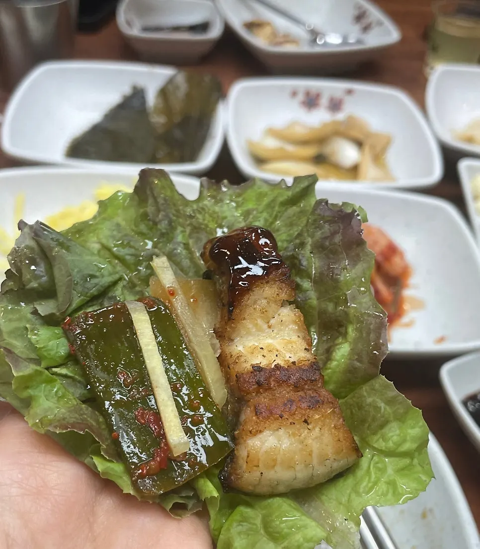 다양한 셀프바 음식 접시 사진