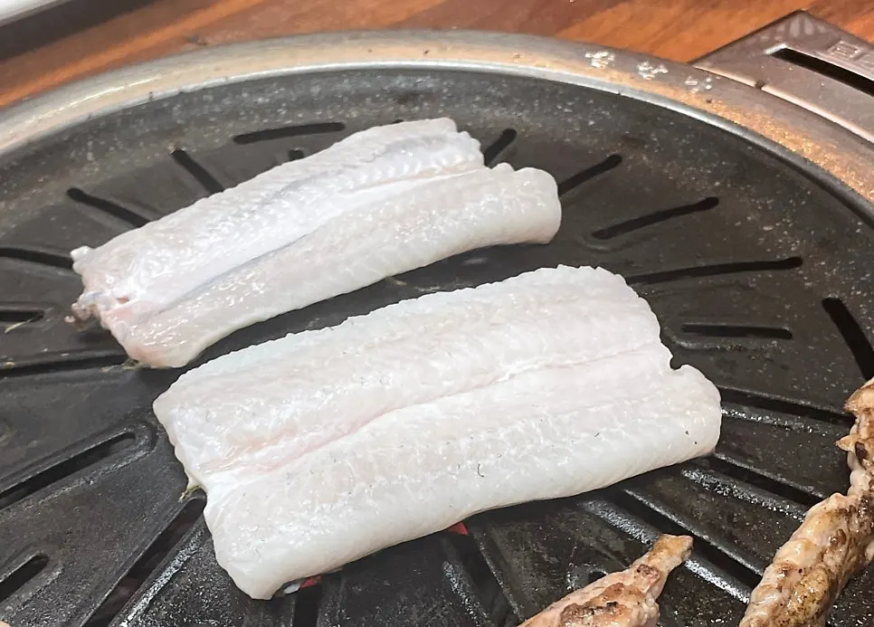 불판 위에서 굽는 장어 사진