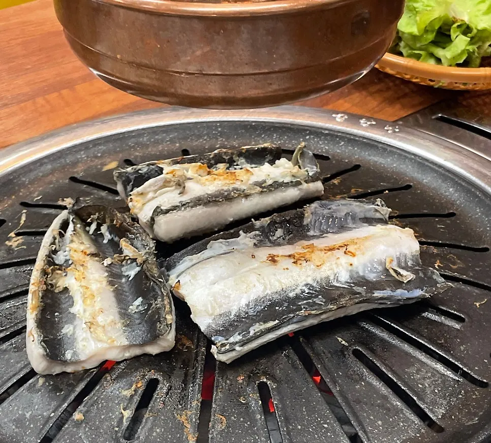 굽기 정도를 확인하는 장어구이 사진
