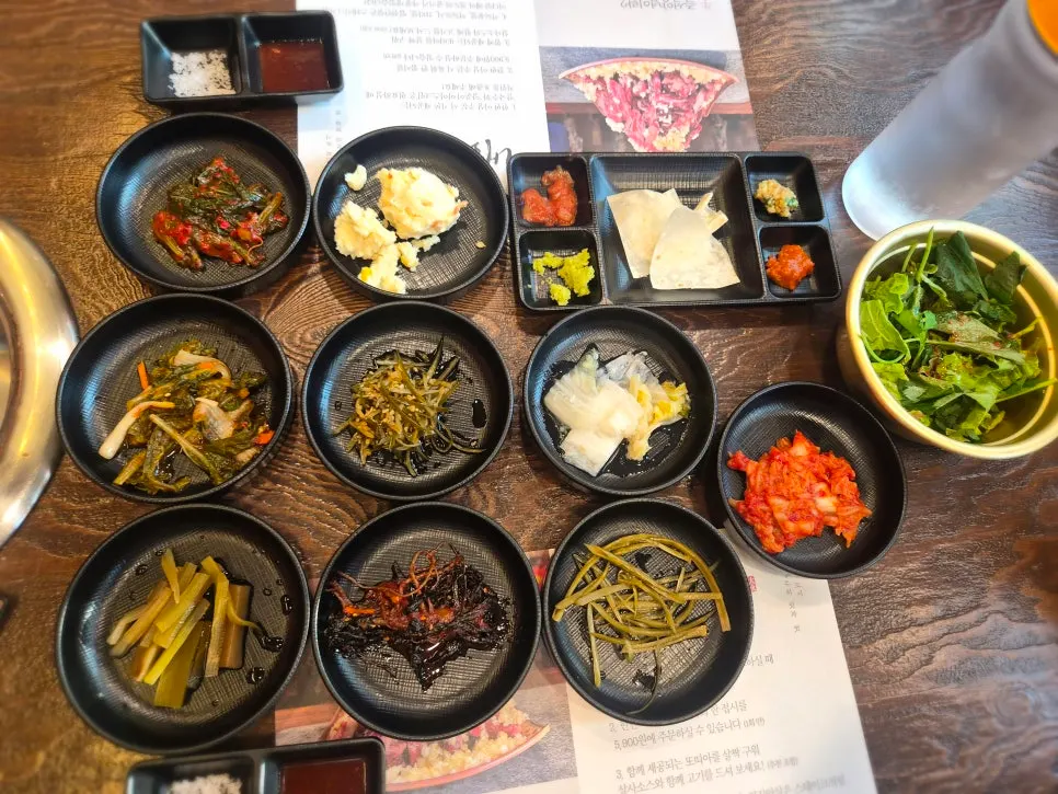 Basic table setting at Daehwa Sutbul Garden