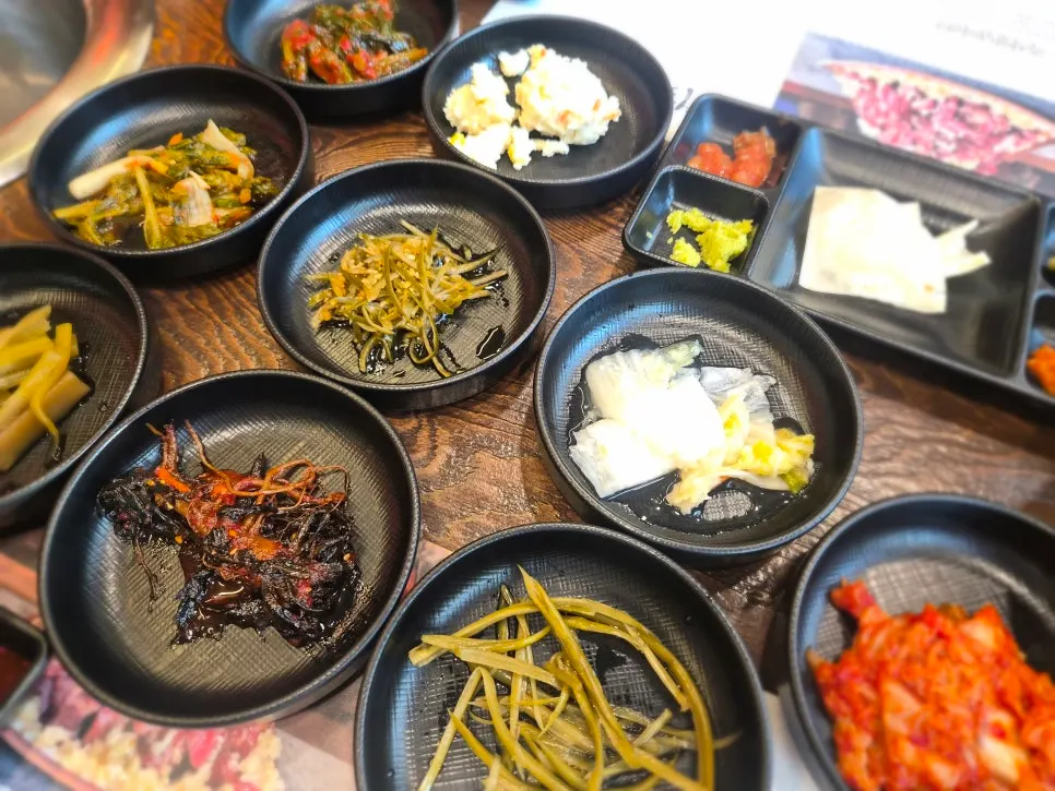 Neatly arranged basic side dishes