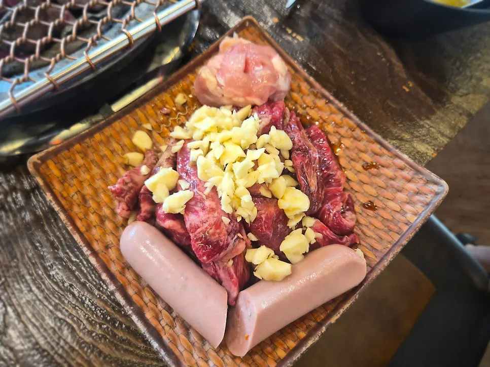 Beef ribs topped with minced garlic