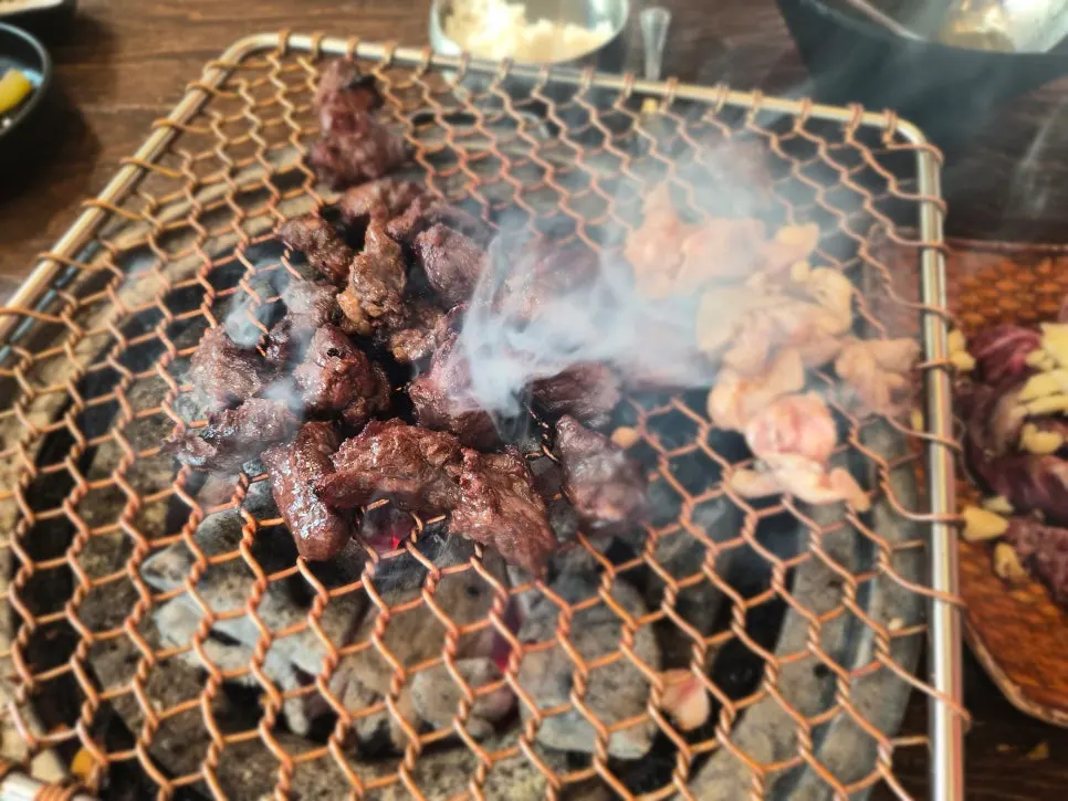Charcoal-grilling ribs